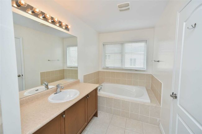 3231 Sharp Rd, House attached with 3 bedrooms, 4 bathrooms and 2 parking in Burlington ON | Image 22