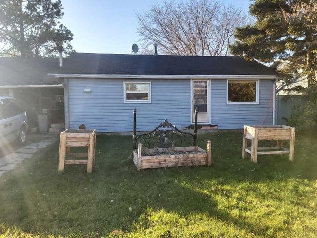 9511 99 Avenue, Home with 2 bedrooms, 1 bathrooms and 5 parking in Grande Prairie AB | Image 2