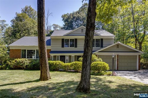 211 Lorraine Dr, Berkeley Heights, NJ, 07922-2341 | Card Image