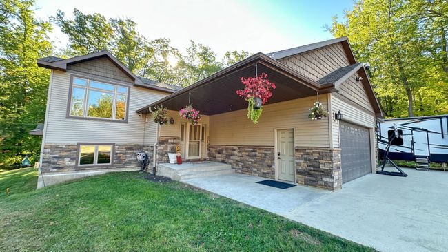 Covered overhang entry | Image 4