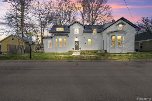 9 S West St, Hillsdale, MI, 49242-1830 | Card Image