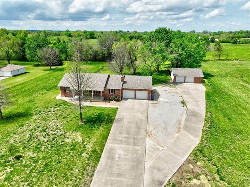 12621 E Oliver Pass, Nevada, MO, 64772-8602 | Card Image