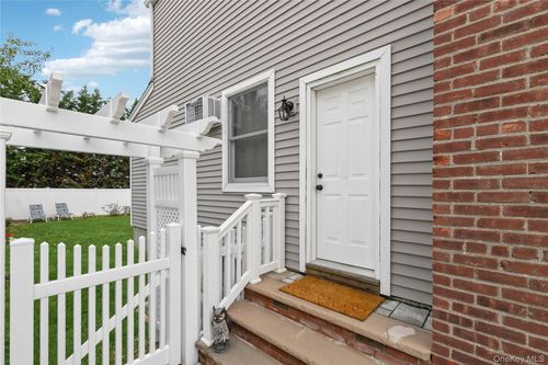 11 Deauville Pkwy, Lindenhurst, NY, 11757-6004 | Card Image