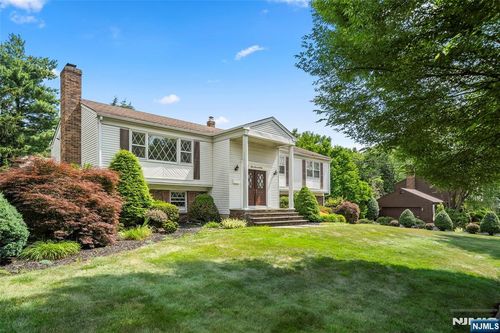 812 Ridgewood Ave, Oradell, NJ, 07649-2039 | Card Image