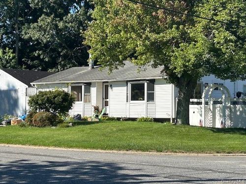 8 Durst Dr, Selden, NY, 11784-2404 | Card Image