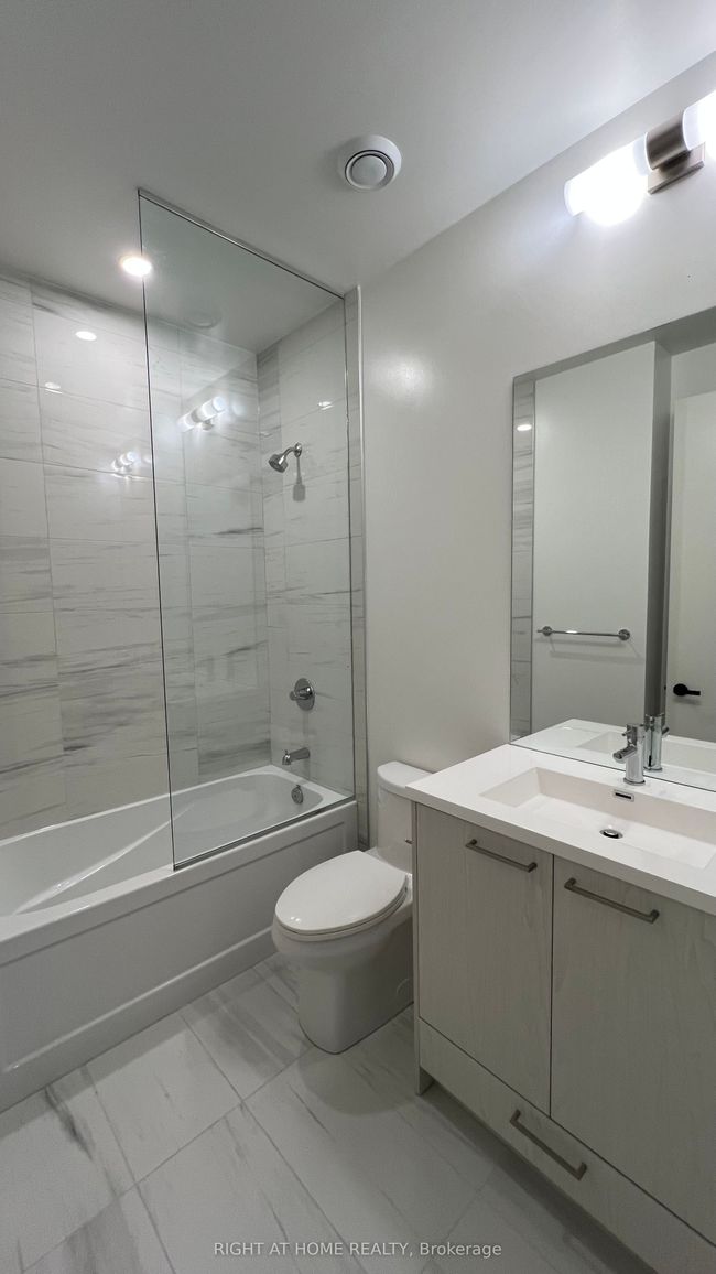 202 - 28 Interchange Way, Condo with 1 bedrooms, 1 bathrooms and null parking in Concord ON | Image 9