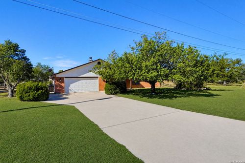 432 Knollwood Cir, Bandera, TX, 78003-3916 | Card Image