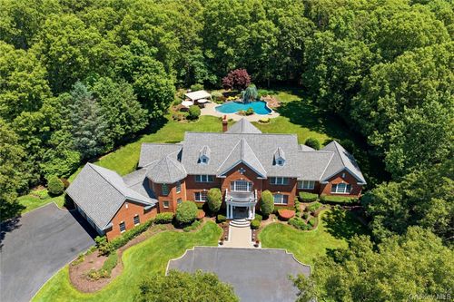 7 Fairway Ct, Oyster Bay, NY, 11771-4411 | Card Image