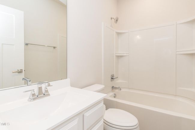 16 Hallway Full Bathroom | Image 16