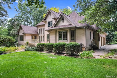 9065 Moonlight Bay, Pinckney, MI, 48169-8239 | Card Image