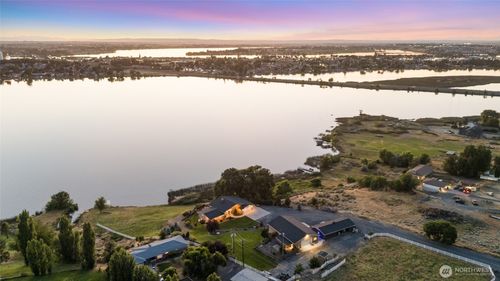 576 Easy St Ne, Moses Lake, WA, 98837-9444 | Card Image