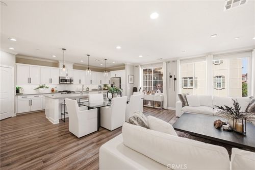 4-442 Stratus, Simi Valley, CA, 93065 | Card Image