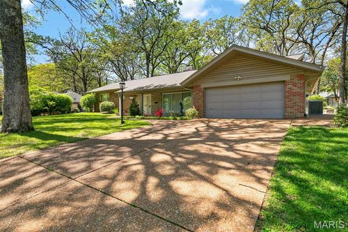 8827 Rock Forest Dr, Grantwood Village, MO, 63123-1115 | Card Image