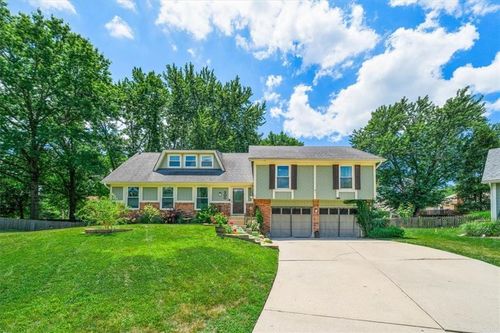 200 Ne Oak Tree Ln, Lee's Summit, MO, 64086-3133 | Card Image