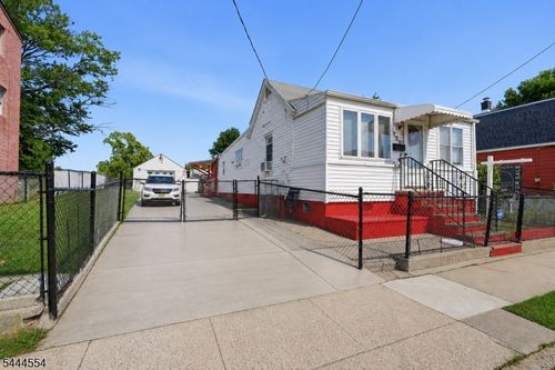 720 Mary St, Perth Amboy, NJ, 08861-2539 | Card Image