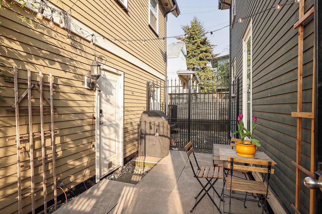 880 Gore Ave, Townhouse with 3 bedrooms, 2 bathrooms and 1 parking in Vancouver BC | Image 20