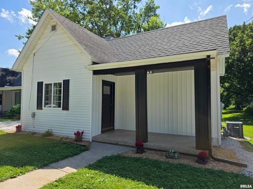 305 S Adams St, Athens, IL, 62613-9382 | Card Image