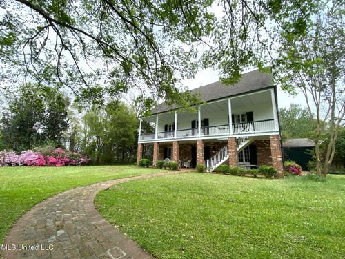 200 Devereaux Dr, Natchez, MS, 39120-3752 | Card Image