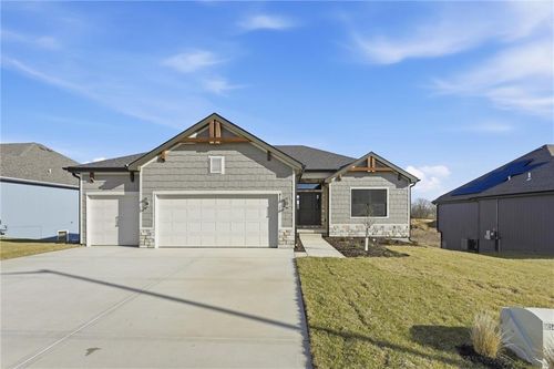 912 Nw 94th Ter, Kansas City, MO, 64155-2742 | Card Image