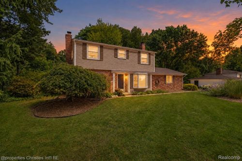 3560 Beach Rd, Troy, MI, 48084-1102 | Card Image