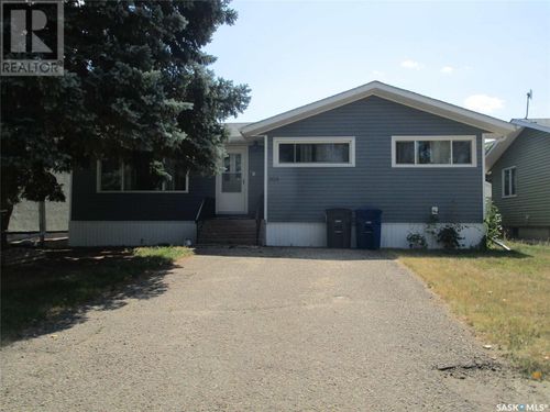 504 4th Ave E, Assiniboia, SK, S0H0B0 | Card Image