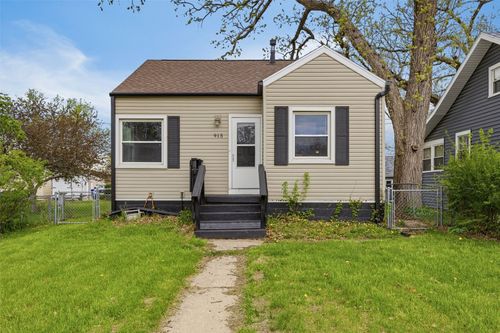 915 Center Point Rd Ne, Cedar Rapids, IA, 52402-4651 | Card Image