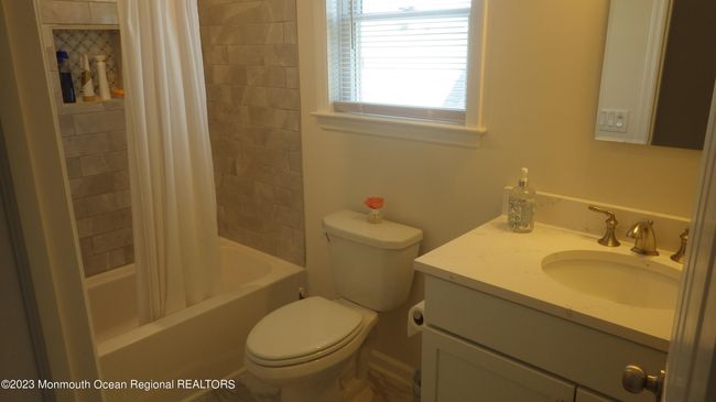 Second Floor Main Bathroom | Image 12