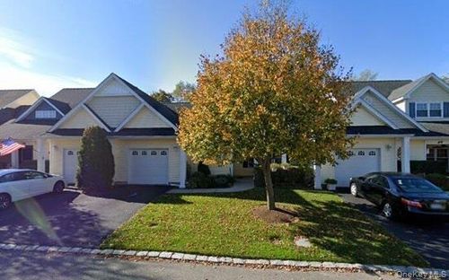 47 Stoneleigh Dr, Riverhead, NY, 11901-3200 | Card Image