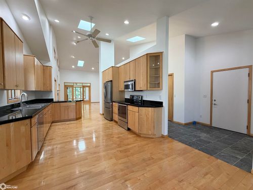 1102 S 12th Ave W, Newton, IA, 50208-5211 | Card Image