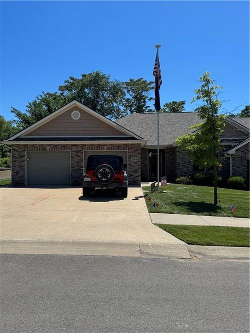 2004 Fountain Creek Dr, Saint Joseph, MO, 64504-1891 | Card Image