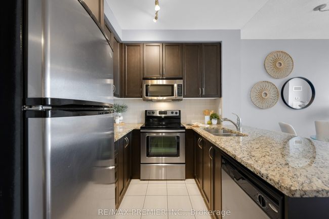 1003 - 9245 Jane St, Condo with 2 bedrooms, 2 bathrooms and null parking in Vaughan ON | Image 12