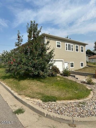 1008 Main Avenue, House other with 4 bedrooms, 3 bathrooms and null parking in Washburn ND | Image 2