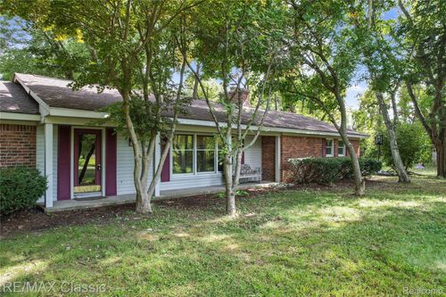 25100 Milford Rd, South Lyon, MI, 48178-8943 | Card Image