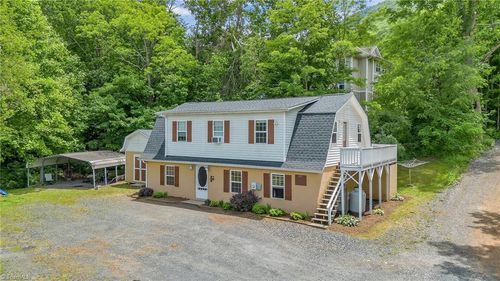 195 Trinity Ln, Jefferson, NC, 28640-9586 | Card Image