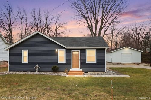 213 E Maple St, Vassar, MI, 48768-1326 | Card Image