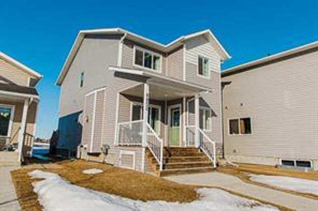8852 96 Ave, House detached with 3 bedrooms, 2 bathrooms and 2 parking in Grande Prairie AB | Image 2