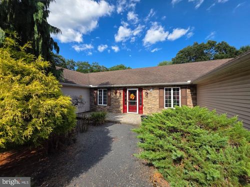 128 Van Ams Way, Stroudsburg, PA, 18360-7825 | Card Image