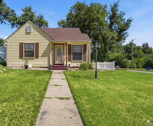402 W Vine St, Junction City, KS, 66441-3631 | Card Image