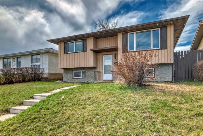 3816 Dover Ridge Drive Se, Home with 3 bedrooms, 1 bathrooms and 2 parking in Calgary AB | Image 2