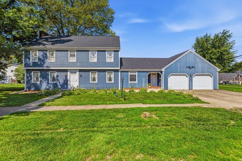 415 S Spruce St, Arthur, IL, 61911-1439 | Card Image