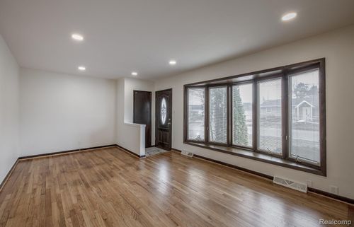 1307 Brambles Dr, Waterford, MI, 48328-4737 | Card Image