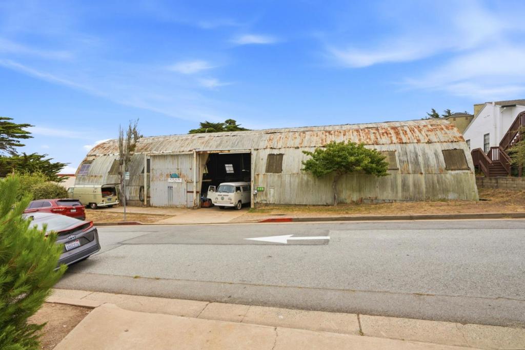 119 Dewey St, Pacific Grove, CA 93950