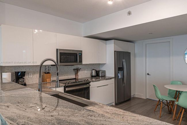 APT-401 - 17050 N Bay Rd, Condo with 2 bedrooms, 2 bathrooms and null parking in Sunny Isles Beach FL | Image 10