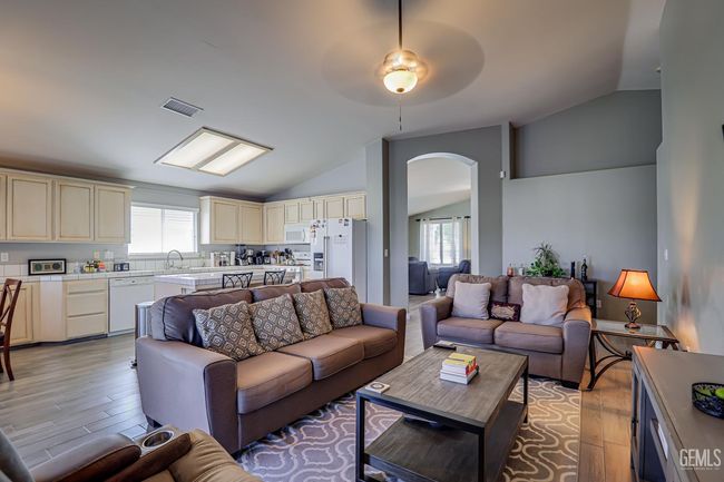 10207 Bay Colony Dr, House other with 3 bedrooms, 2 bathrooms and null parking in Bakersfield CA | Image 17