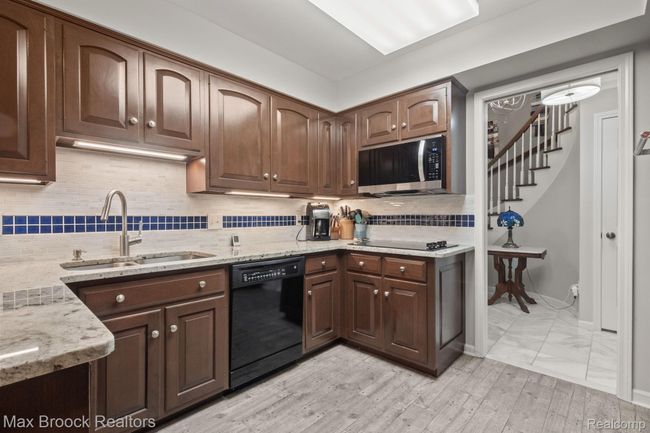Kitchen with porcelain tile. | Image 11