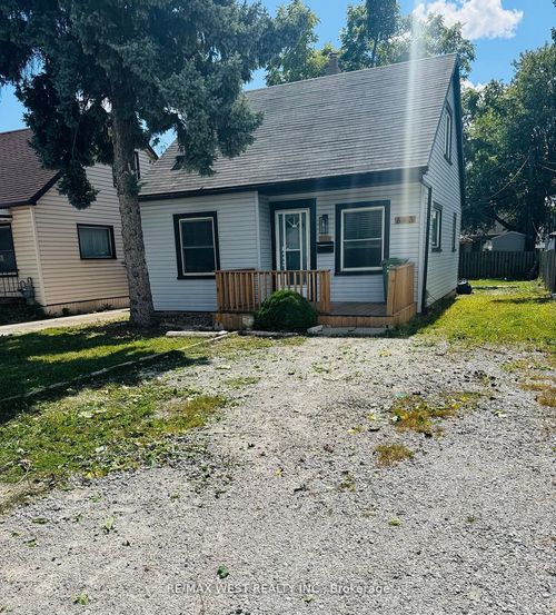 643 Charles St, Windsor, ON, N8X3G6 | Card Image