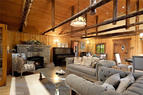 910 Crest Fern Dr, Lake Arrowhead, CA, 92352 | Card Image