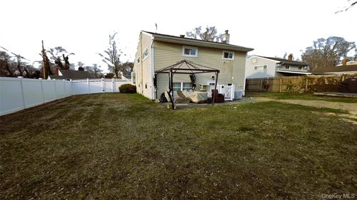 8 Lion Ln, North Babylon, NY, 11703-2208 | Card Image