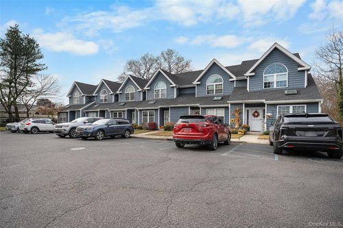 8 Sunridge Ln, Islip, NY, 11751-2300 | Card Image