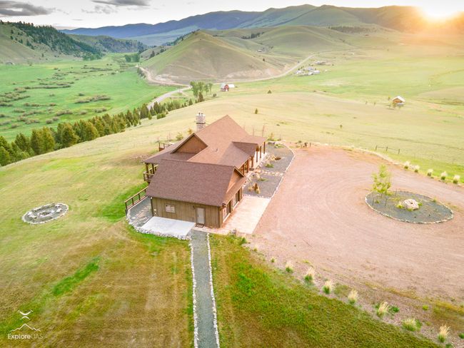 Overview of rural landscape with a mountainous background | Image 35